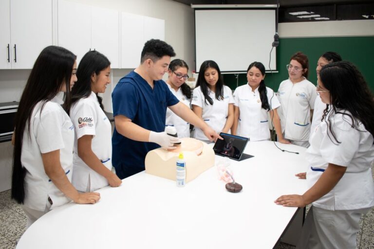 Grupo de médicos experimentando con el desarrollo en IA.